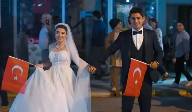 Gelinlik ve damatlıkla Cumhuriyet kutlamasına katıldılar