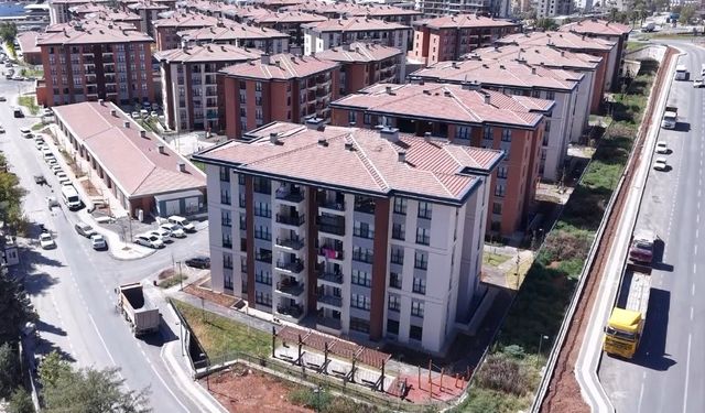 Depremin simgesi Ebrar Sitesi yeniden doğdu