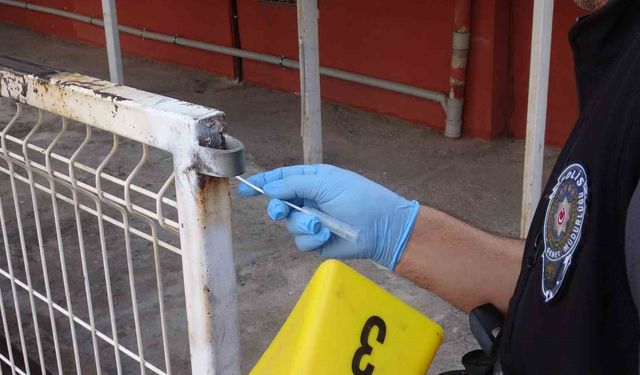 Eline aldığı bıçakla yoldan geçenlere dehşeti yaşattı: 1 yaralı