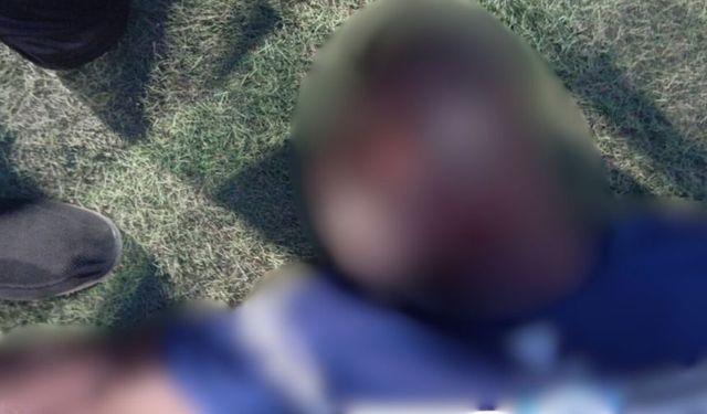Futbolda korkunç anlar, taraftar futbolcunun boğazını kesti