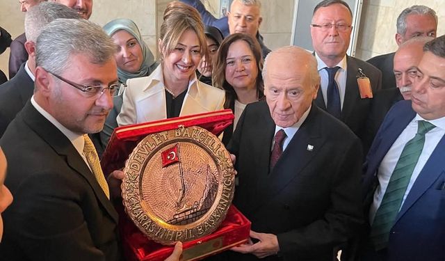 Devlet Bahçeli’ye Kahramanmaraş’ın simgesi hediye edildi