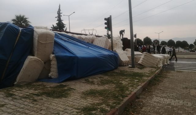 Kahramanmaraş’ta Pamuk Yüklü TIR Devrildi: 3 Yaralı