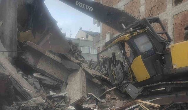 Yıkım sırasında beton parçaları iş makinesinin üzerine düştü