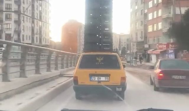 Otomobilin tavanında sebze kasaları taşıdı, trafiği tehlikeye attı