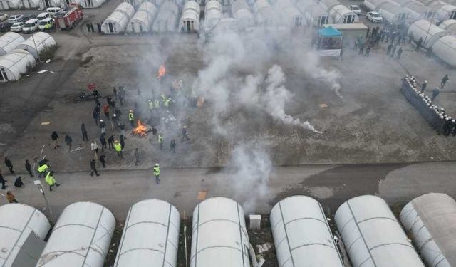Taş ve sopalar havada uçuştu, ortalık karıştı