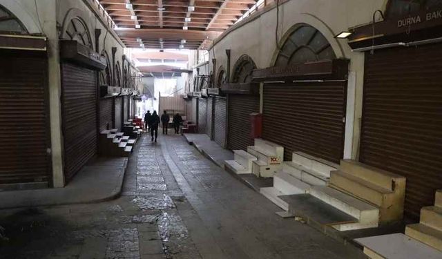 Kahramanmaraş’ta kar yağışı sonrası Kapalı Çarşı esnafı kepenk açmadı