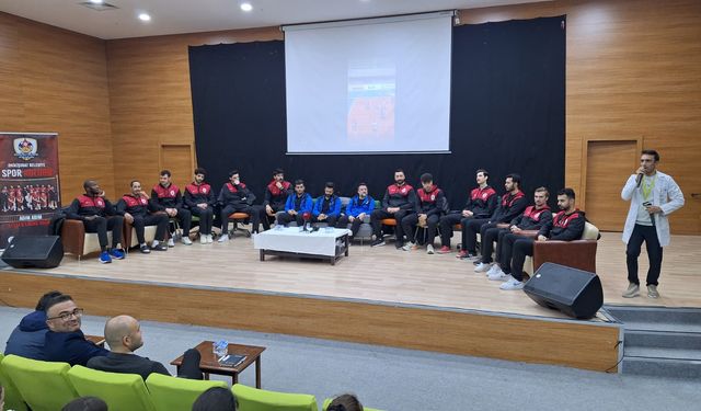 Onikişubat Belediyespor’un voleybolcuları, gençlere ilham oluyor