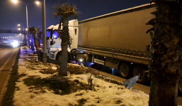 Kahramanmaraş’ta TIR Orta Refüje Çıktı