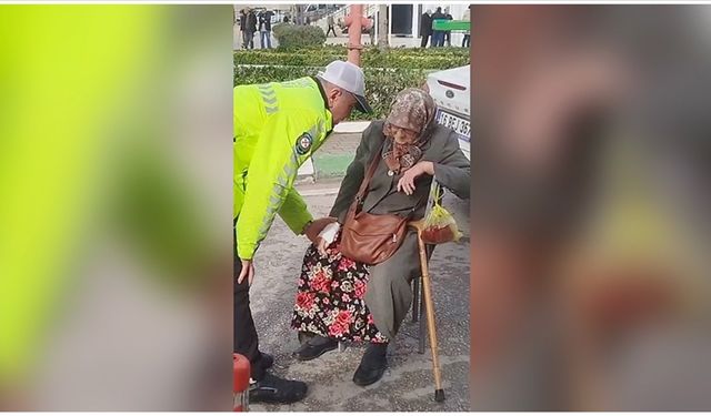 Trafik polisi kazada yaralanan yaşlı kadının elini bir an olsun bırakmadı