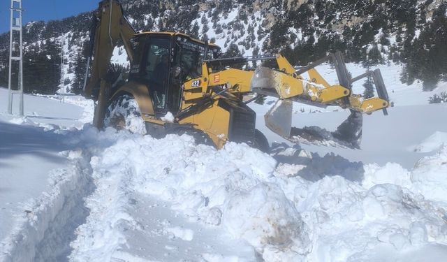Onikişubat Belediyesi’nden kırsalda aralıksız karla mücadele