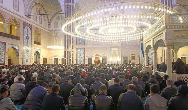 Kahramanmaraş’ta ilk teravih namazı kılındı