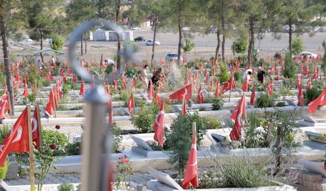Kahramanmaraş’ta Vatandaşlar Bayramda Mezarlıklara Akın Etti