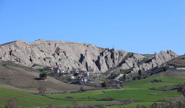 Kahramanmaraş’ta “Ejderha Sırtı”nı Andıran Kayalıklar Görenleri Şaşırtıyor
