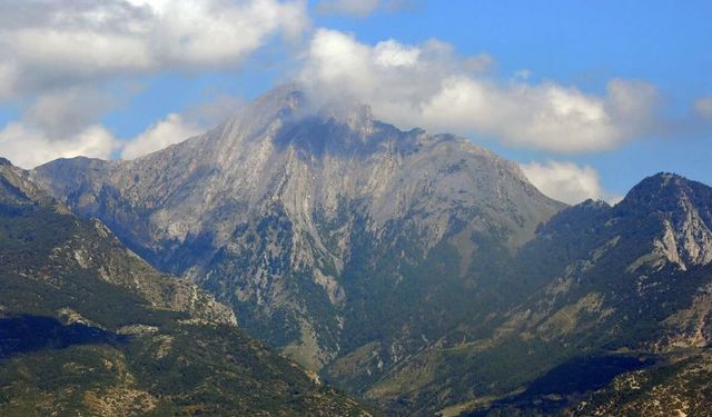 Kahramanmaraş ile Osmaniye sınırında 1976 metre yüksekliğe sahip dağ