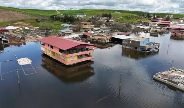 Baraj kapakları açıldı; köy su altında kaldı!