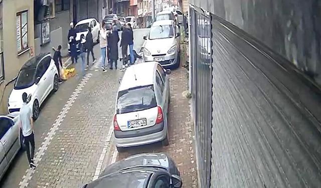 Sosyal medyadan tartıştıkları kadını sokak ortasında bayılana kadar dövdüler; o anlar kamerada