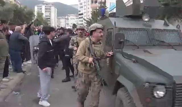 Saldırganın cenazesi zırhlı polis aracıyla okuldan çıkarıldı