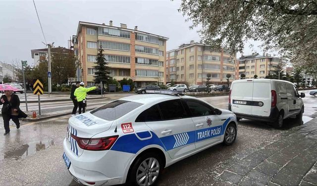 Ehliyeti iptal edilen sürücü yaşlı kadına çarptı