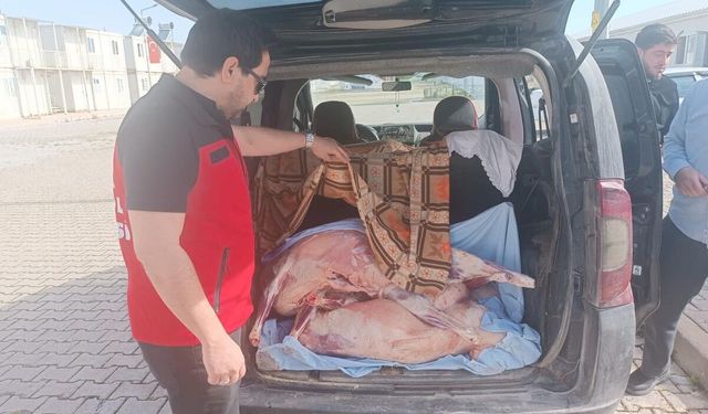 Kahramanmaraş’ta skandal görüntü: Karkas etleri çarşafa sarıp taşıdılar