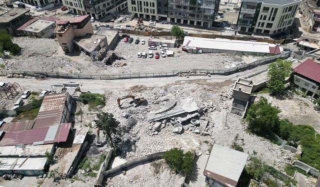 Demirciler Çarşısı’nda yıkım çalışmaları sürüyor
