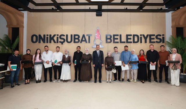 Onikişubat Belediyesi’nin Evlilik Okulu’nu tamamlayan ilk 50 çift sertifikalarını aldı