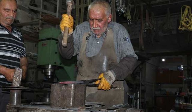 Kahramanmaraş'ta 70 yıllık demirci ustası yetiştirdiği çıraklarla mesleğini geleceğe taşıyor