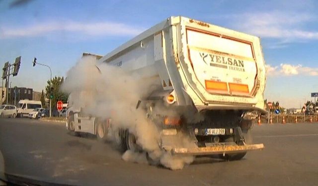 Kahramanmaraş'ta seyir halindeki kamyonun lastiği patladı