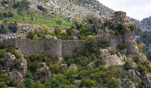 Kahramanmaraş’ta kayalıkların arasında saklanan tarihi kale dikkat çekiyor
