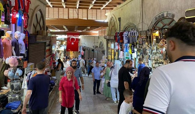 Kahramanmaraş'ta Sıcaktan Bunalanlar Kapalı Çarşıya Akın Etti