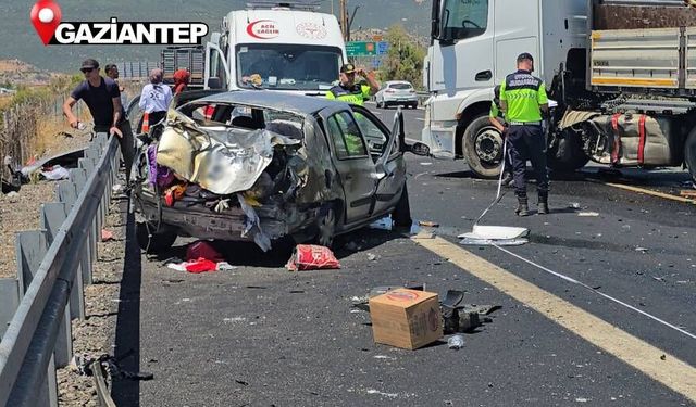 2 otomobil ve 2 tırın karıştığı kazada 3 yaşındaki çocuk ve annesi yaşamını yitirdi
