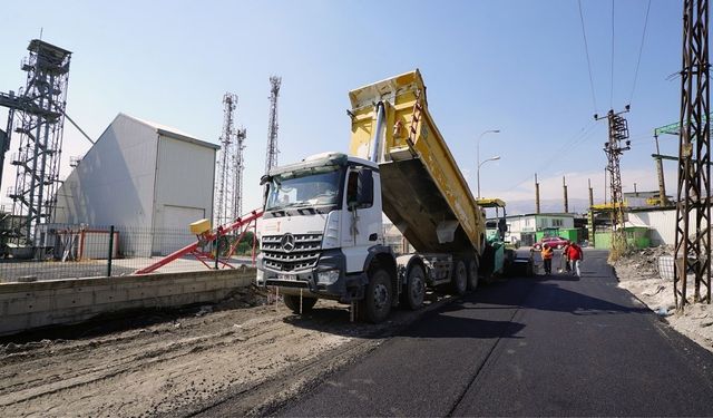 Büyükşehir Genç Osman Mahallesi’nde 30 Bin 2’nci Sokağı Sıcak Asfaltla Yeniliyor