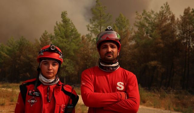 Deprem sonrası gönüllü oldular, bu kez orman yangınında omuz omuza mücadele ediyorlar