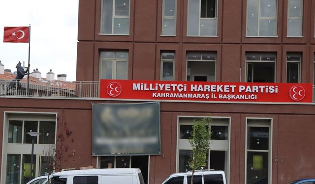 MHP Kahramanmaraş İl Başkanlığı binasının tabelası asıldı