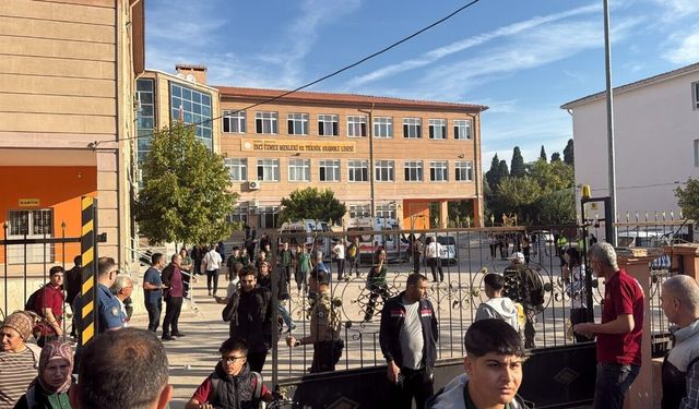 Turgutlu’da okul önünde silahlı saldırı: 10 öğrenci yaralandı