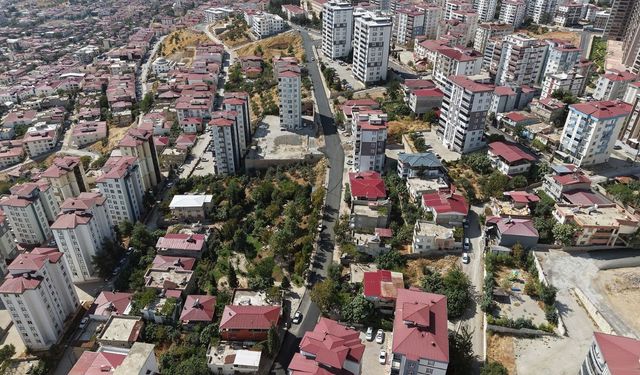 Kahramanmaraş’ta Bozulan Yol Sıcak Asfaltla Yenileniyor