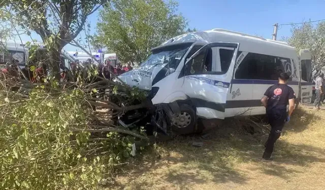 Tarım işçilerini taşıyan minibüs, ağaca çarptı: 14 yaralı