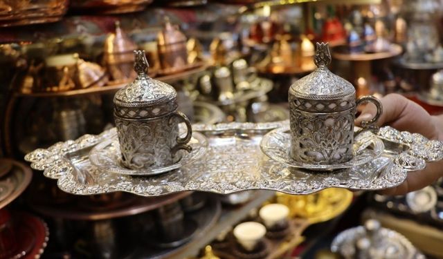 Damat Kahvesinin Sunumuna Bakır Dokunuş
