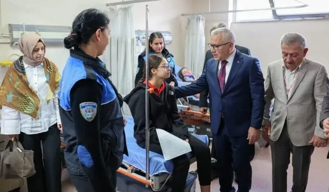 Öğrenci servisi ile polis aracı çarpıştı, 13 öğrenci ve 3 polis yaralandı