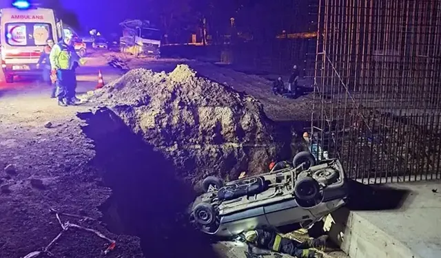 Otomobil, yol yapımı için kazılan çukura düştü; 1 ölü, 5 yaralı