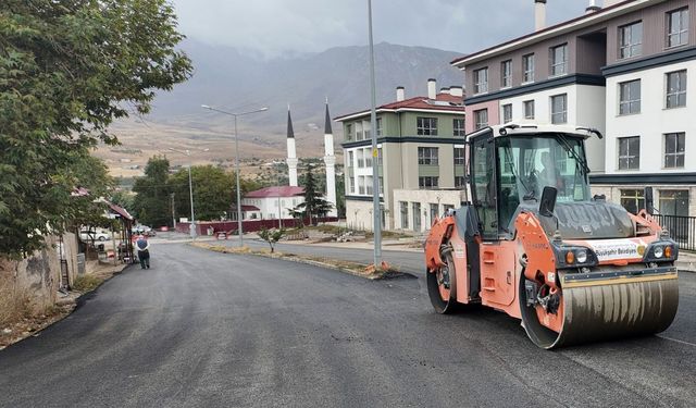 Ekinözü’nde İki Mahallenin Yolları Sıcak Asfaltla Yenileniyor