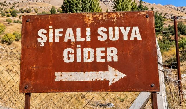 Kahramanmaraş’ta Kayaların Arasından Maden Suyu Akıyor
