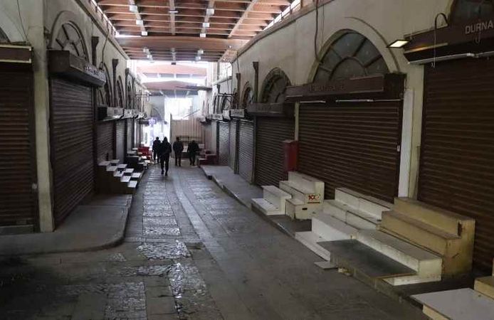 Kahramanmaraş’ta kar yağışı sonrası Kapalı Çarşı esnafı kepenk açmadı