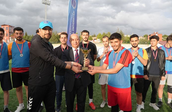 İstiklal Üniversitesi Futbol Turnuvası’nda Şampiyon: Hemşirelik Bölümü