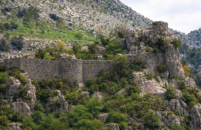 Kahramanmaraş’ta kayalıkların arasında saklanan tarihi kale dikkat çekiyor