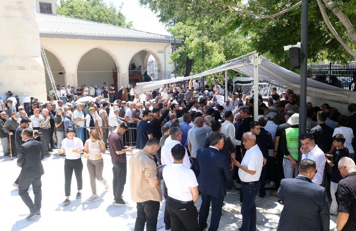 Okul Saldırısı Şehitlerinin Anısına Aşure Dağıtıldı