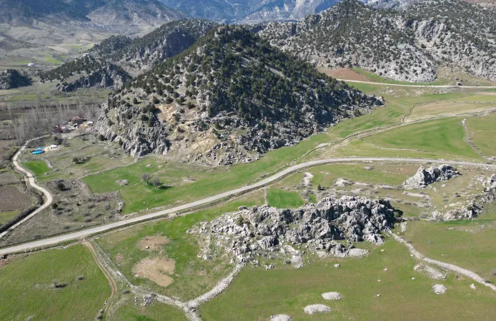 Kahramanmaraş’ta Kayalıkların Üzerinde Yüzyıllardır Ayakta