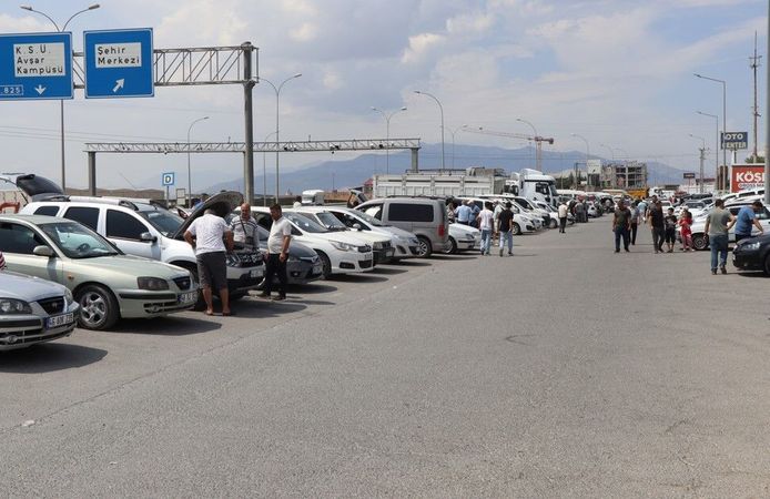 Kahramanmaraş'ta ikinci el oto pazarı sinek avlıyor
