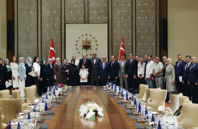 Cumhurbaşkanı Erdoğan, Ayser Çalık Ortaokulu Şehitlerinin Aileleriyle Bir Araya Geldi