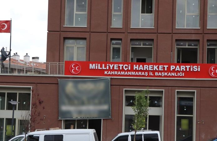 MHP Kahramanmaraş İl Başkanlığı binasının tabelası asıldı