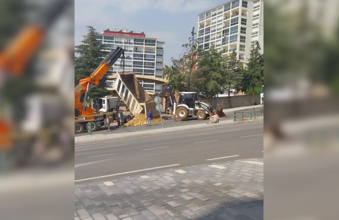 Kahramanmaraş’ta kontrolden çıkan kamyon site kapısına çarptı